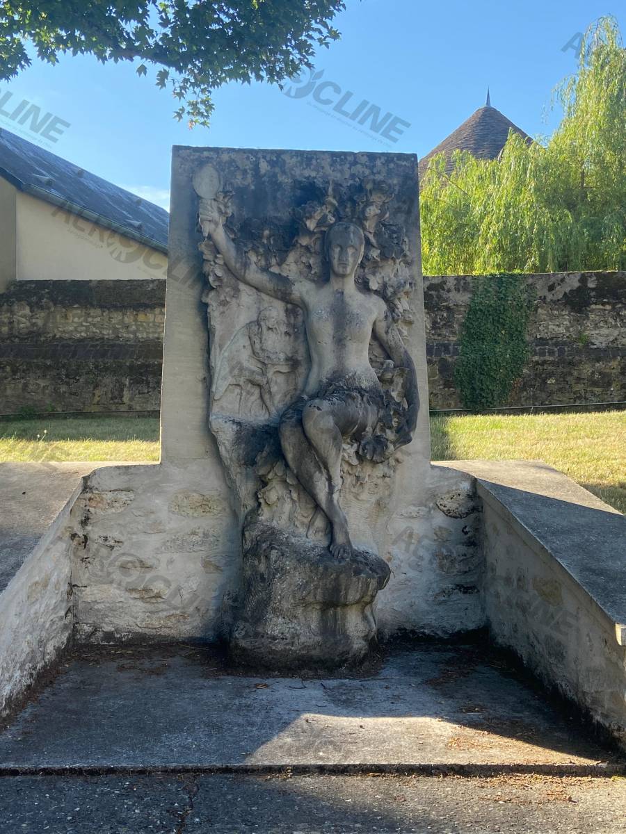 Nettoyer la pollution urbaine grâce à l'aérogommage sur une statue/sculpture à Trie Château dans l'Oise