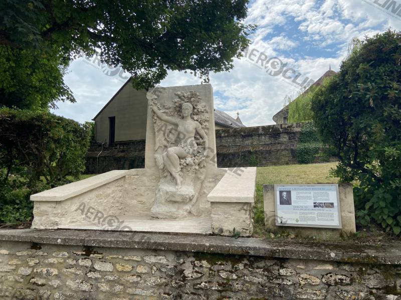 Nettoyage de la statue en hommage à Jean-Jacques Rousseau à Trie Château