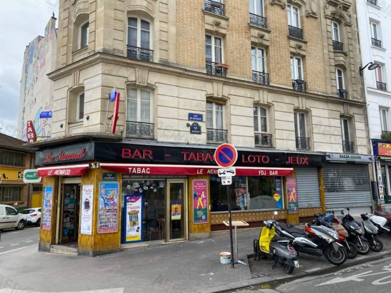 Décapage par aérogommage de tags sur une façade en pierre sur Paris
